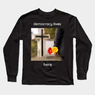 Democracy lives here Long Sleeve T-Shirt